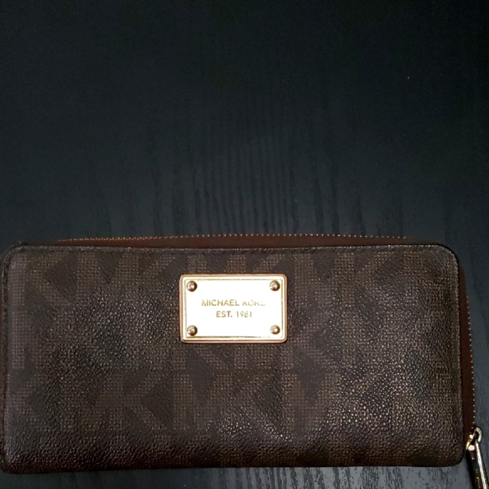 Michael Kors Zipper Wallet